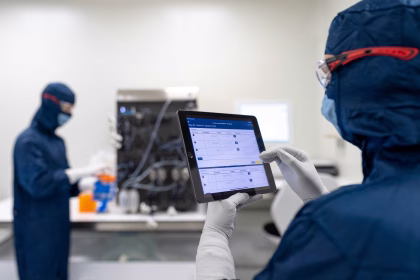 Equipo de laboratorio trabajando en investigación biotecnológica