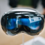 Dispositivo de realidad extendida y gafas inteligentes sobre una mesa