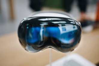 Dispositivo de realidad extendida y gafas inteligentes sobre una mesa
