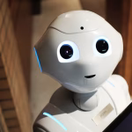 Figura robótica junto a una persona como referencia a creación humana e inteligencia artificial