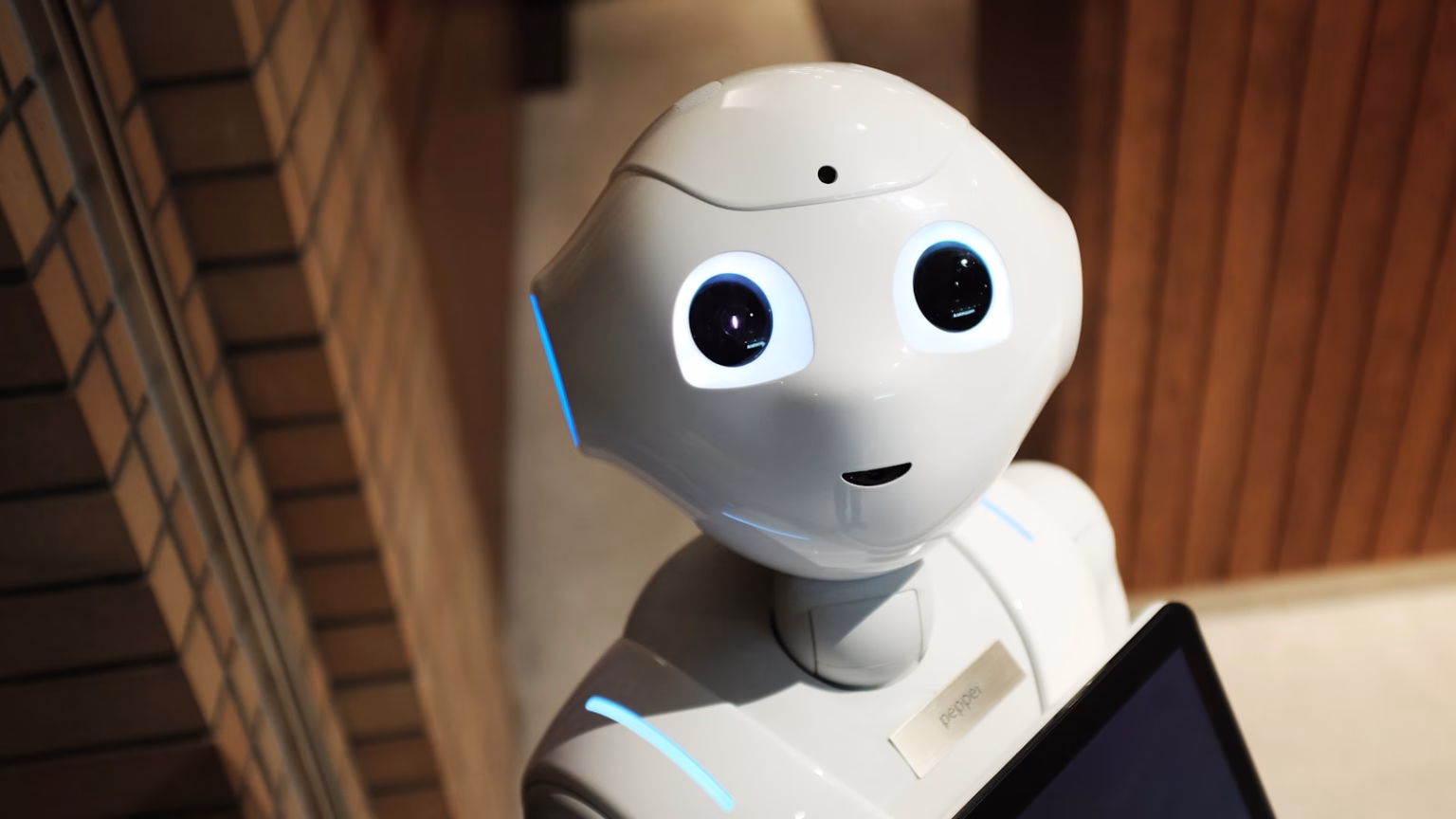 Figura robótica junto a una persona como referencia a creación humana e inteligencia artificial