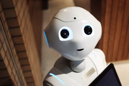Figura robótica junto a una persona como referencia a creación humana e inteligencia artificial