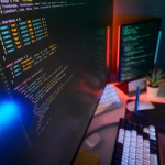 Pantallas con código en un entorno de desarrollo y ciberseguridad