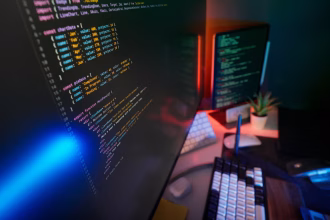 Pantallas con código en un entorno de desarrollo y ciberseguridad