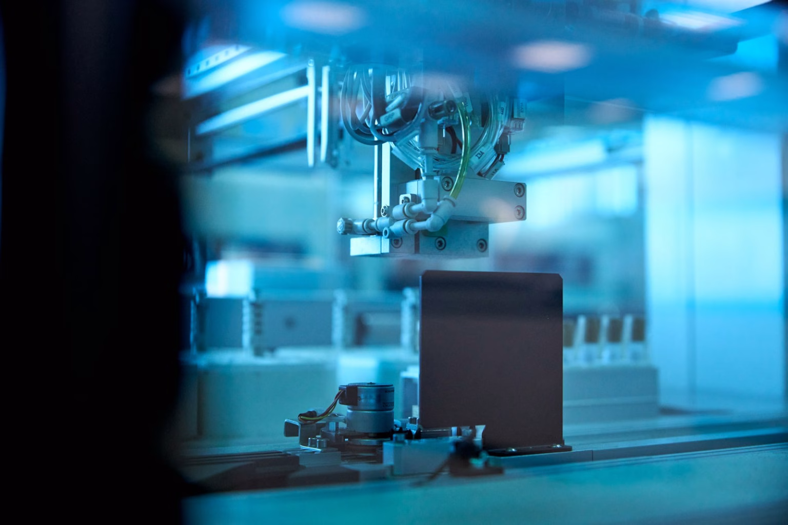 Brazo robótico industrial usado como imagen temática de autonomía y robótica avanzada