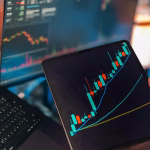 Pantallas con gráficos financieros para representar inversión de impacto