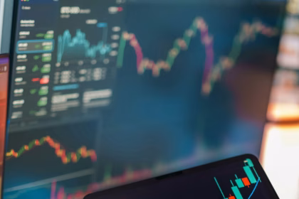 Pantallas con gráficos financieros para representar inversión de impacto
