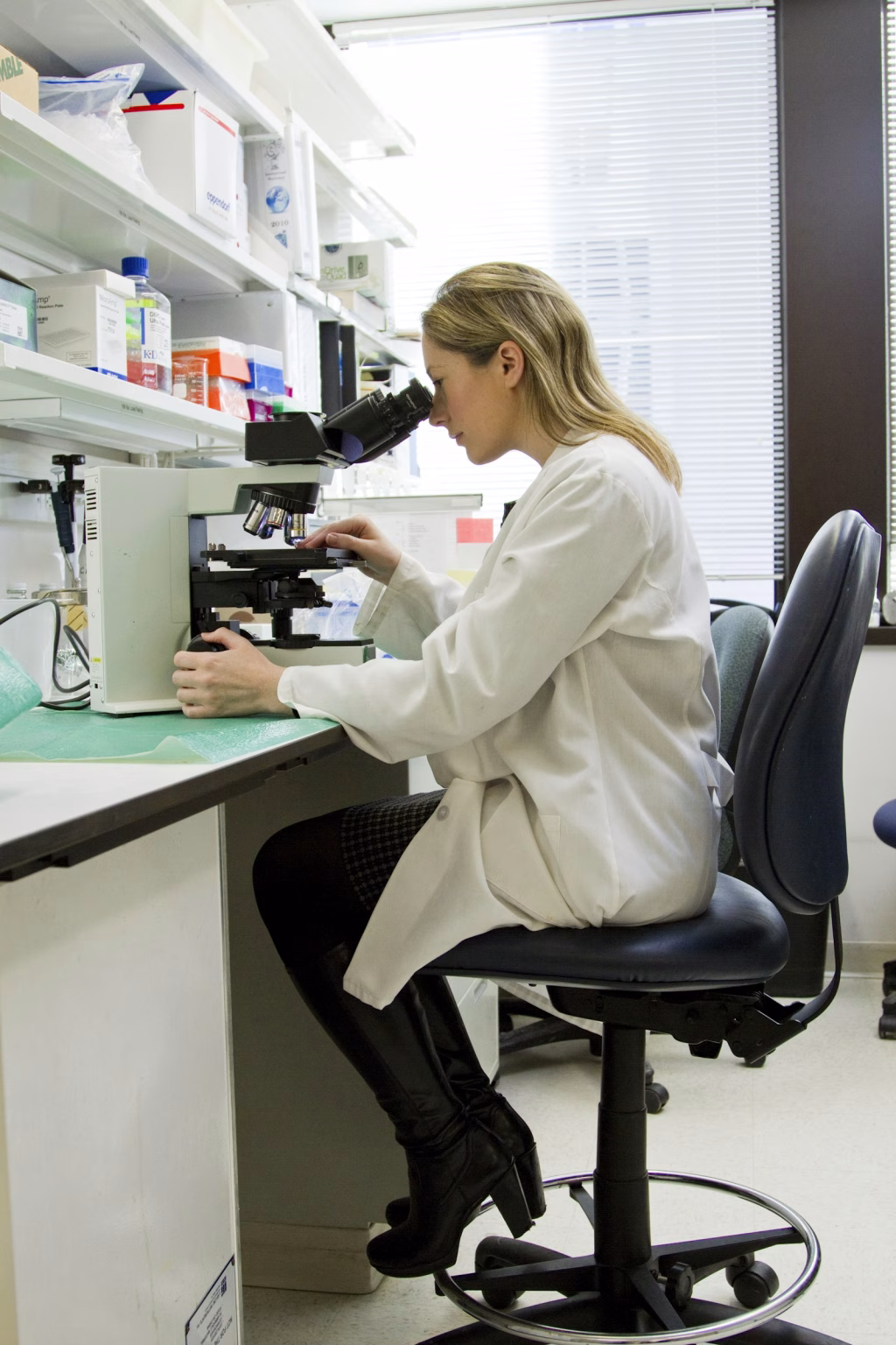 Laboratorio científico con tubos de ensayo y equipamiento de investigación biomédica.