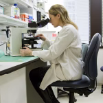Laboratorio científico con tubos de ensayo y equipamiento de investigación biomédica.