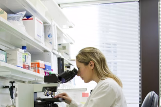 Laboratorio científico con tubos de ensayo y equipamiento de investigación biomédica.