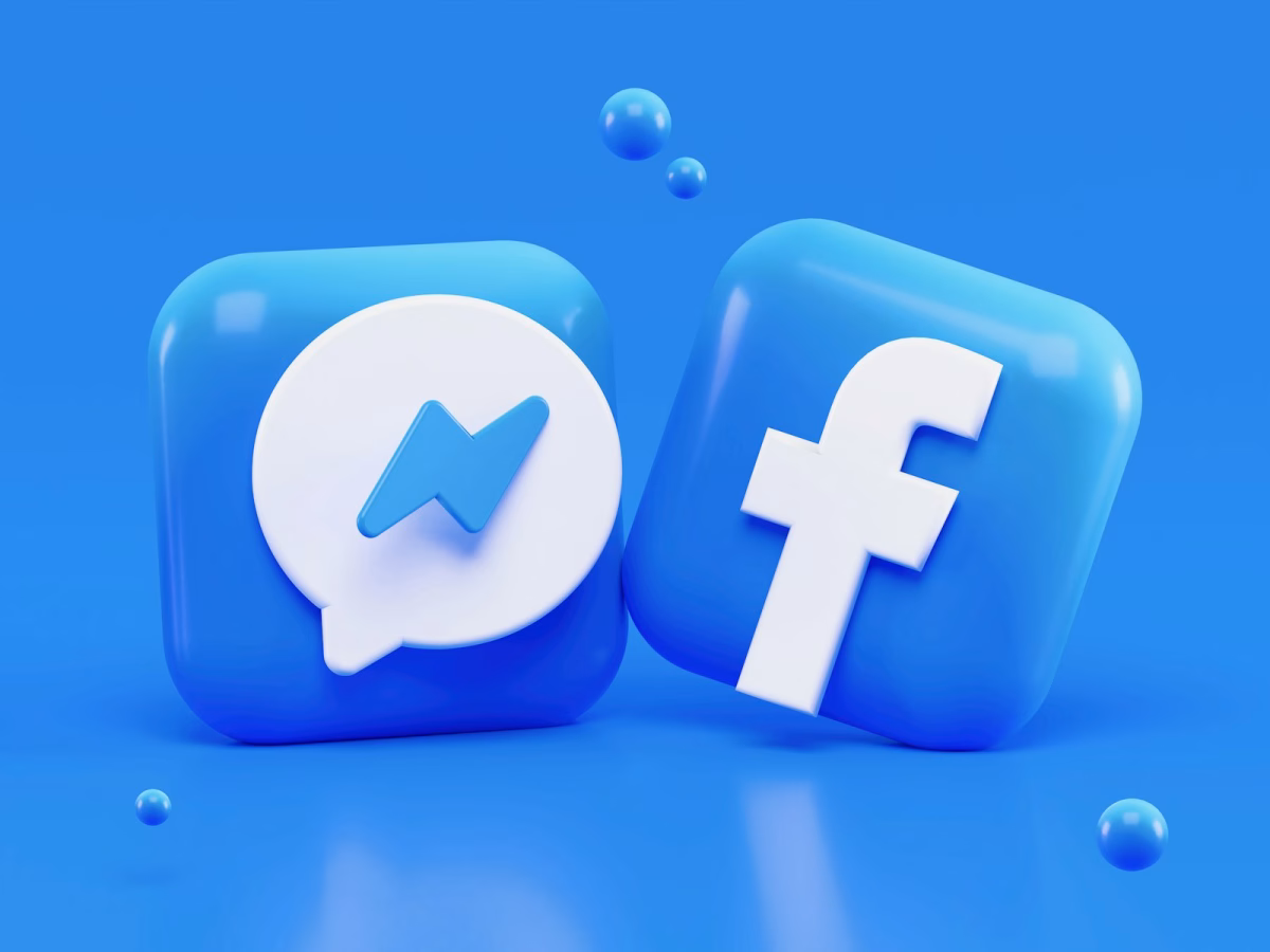 Teléfono móvil con aplicaciones sociales, imagen asociada a plataformas digitales y moderación de contenidos