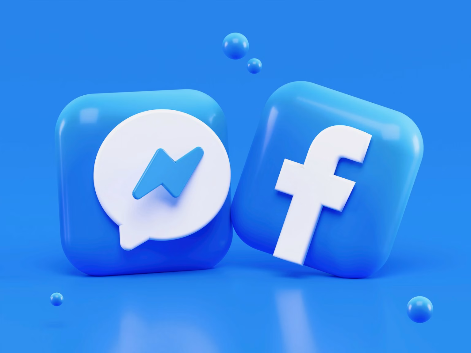 Teléfono móvil con aplicaciones sociales, imagen asociada a plataformas digitales y moderación de contenidos
