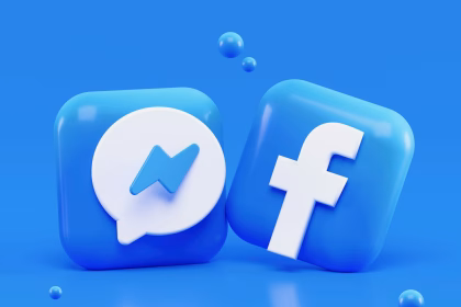 Teléfono móvil con aplicaciones sociales, imagen asociada a plataformas digitales y moderación de contenidos