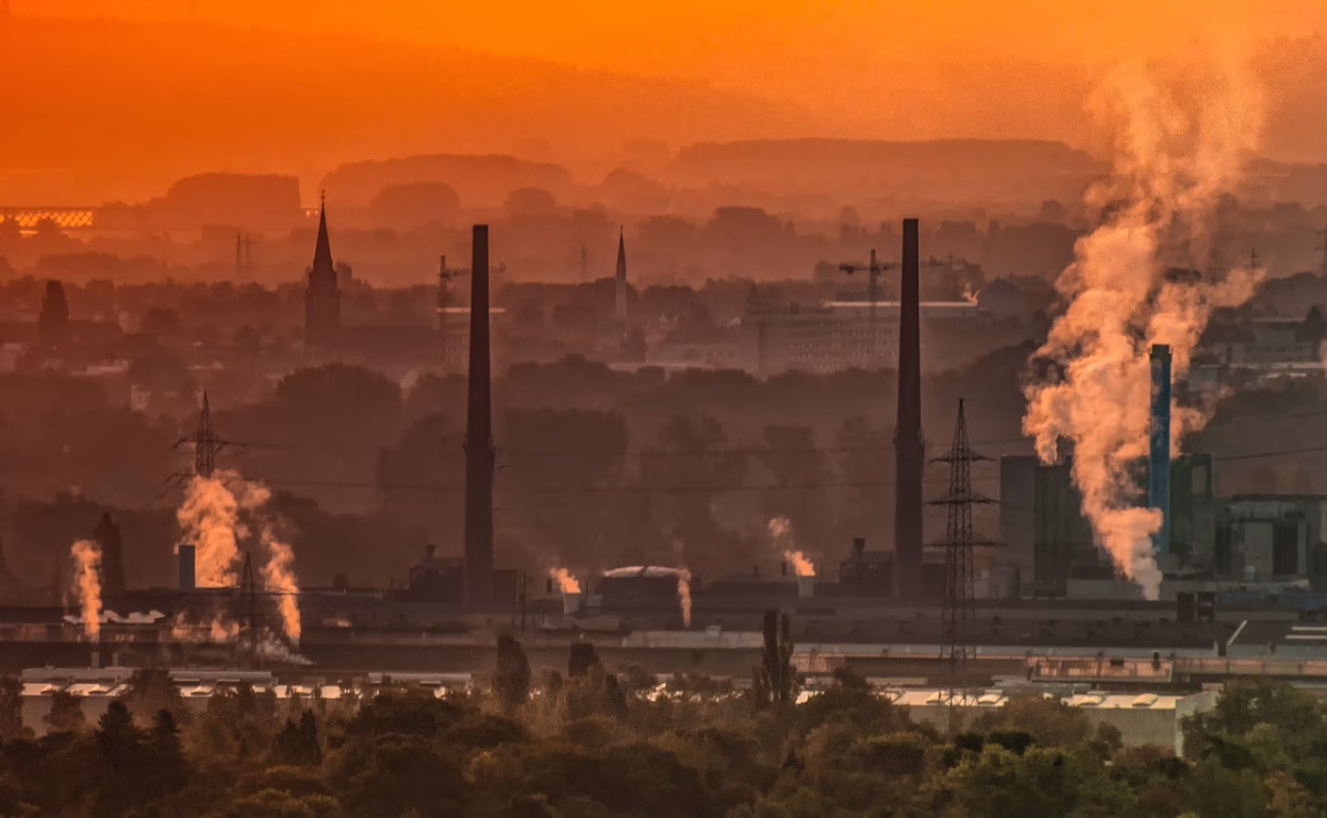 Instalación industrial con emisiones al atardecer como imagen temática sobre innovación climática en pymes