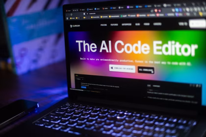 Portátil con herramientas de inteligencia artificial y código, asociado a modelos abiertos y desarrollo de software.