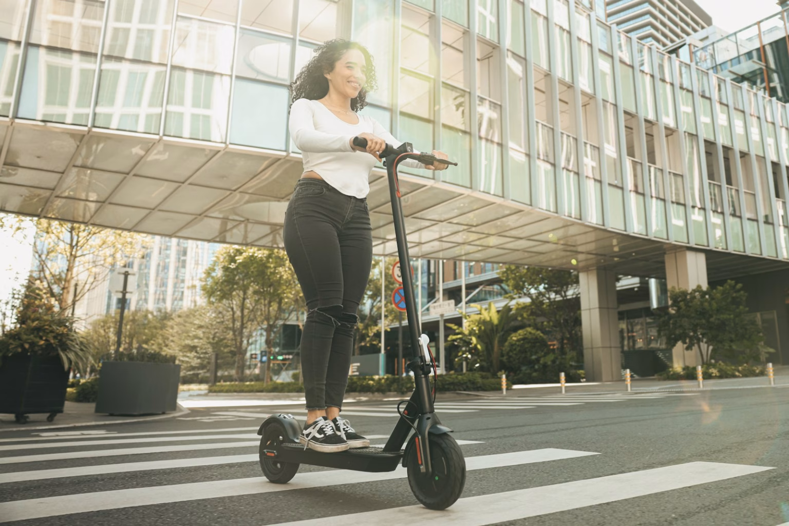 Persona circulando en patinete eléctrico por una calle urbana