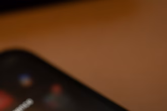 Pantalla de móvil con aplicaciones de inteligencia artificial, incluida Meta AI