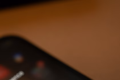 Pantalla de móvil con aplicaciones de inteligencia artificial, incluida Meta AI