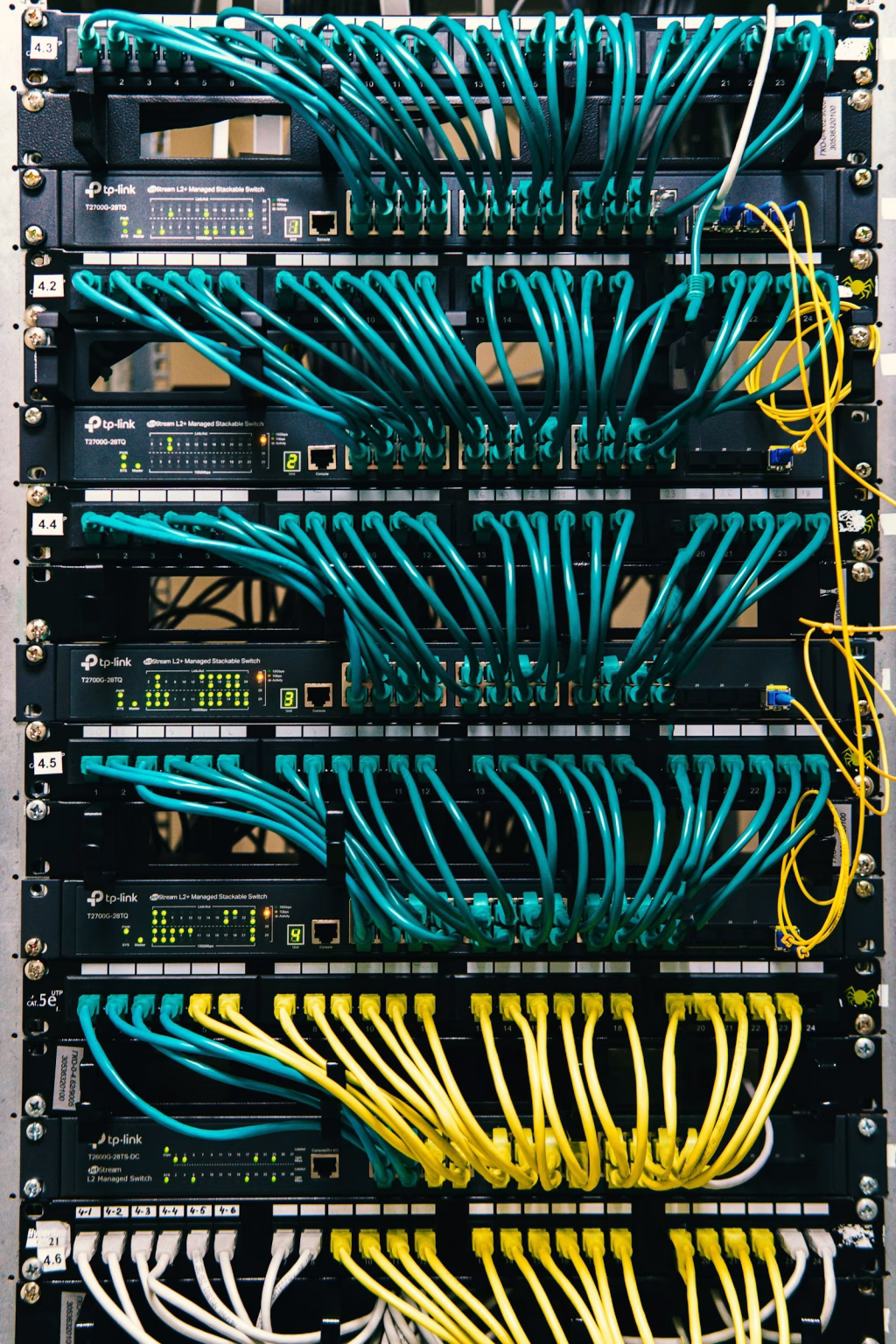 Cableado de servidores en una infraestructura tecnológica empresarial