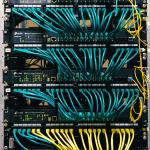 Cableado de servidores en una infraestructura tecnológica empresarial