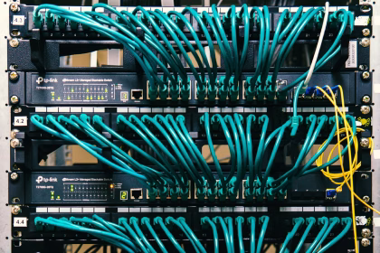 Cableado de servidores en una infraestructura tecnológica empresarial