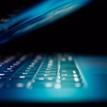 Teclado iluminado asociado a ciberseguridad e inteligencia artificial empresarial