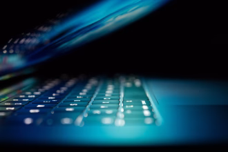 Teclado iluminado asociado a ciberseguridad e inteligencia artificial empresarial