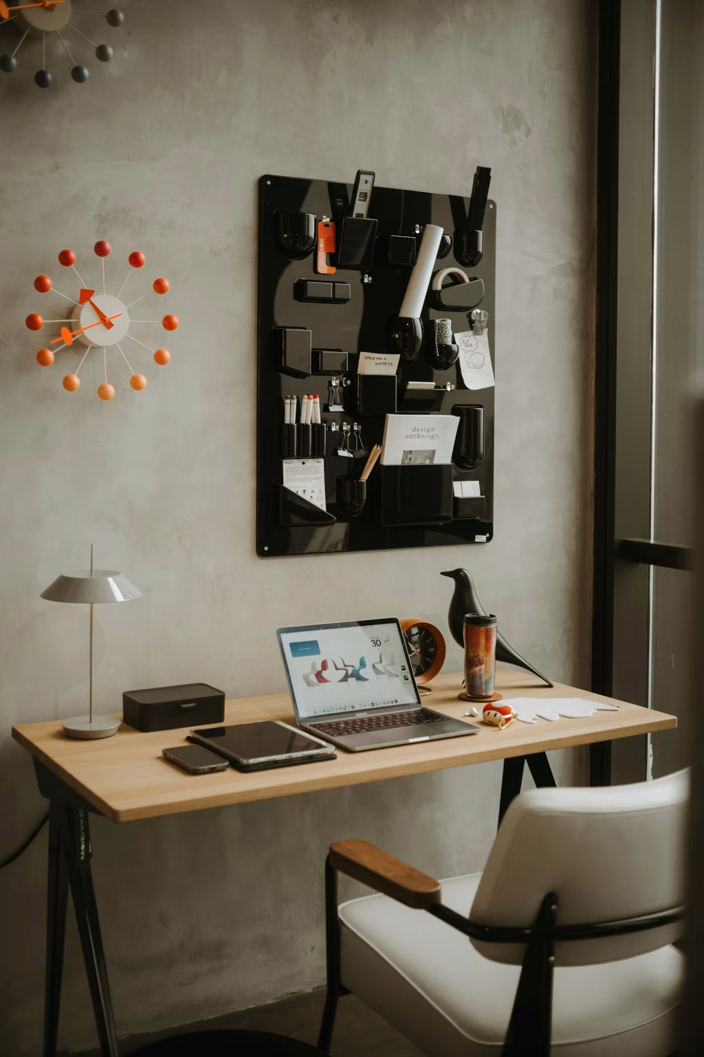 Espacio de trabajo con ordenador portátil usado para productividad digital