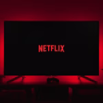 Televisor con el logotipo de Netflix iluminado, asociado a streaming y producción audiovisual con IA.