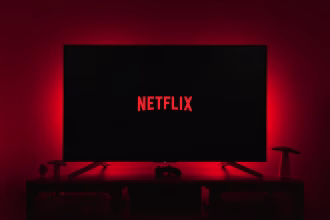 Televisor con el logotipo de Netflix iluminado, asociado a streaming y producción audiovisual con IA.