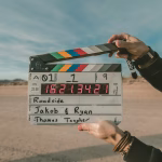 Cámara de cine en un rodaje, imagen asociada a producción audiovisual e inteligencia artificial.