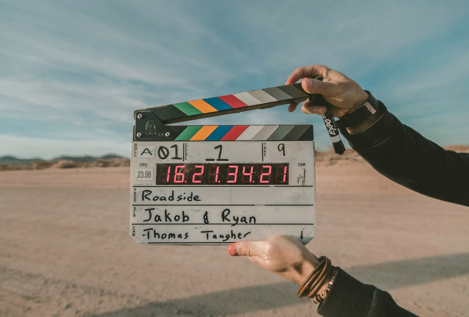 Cámara de cine en un rodaje, imagen asociada a producción audiovisual e inteligencia artificial.