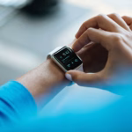 Persona consultando un reloj inteligente como referencia a monitorización continua de salud