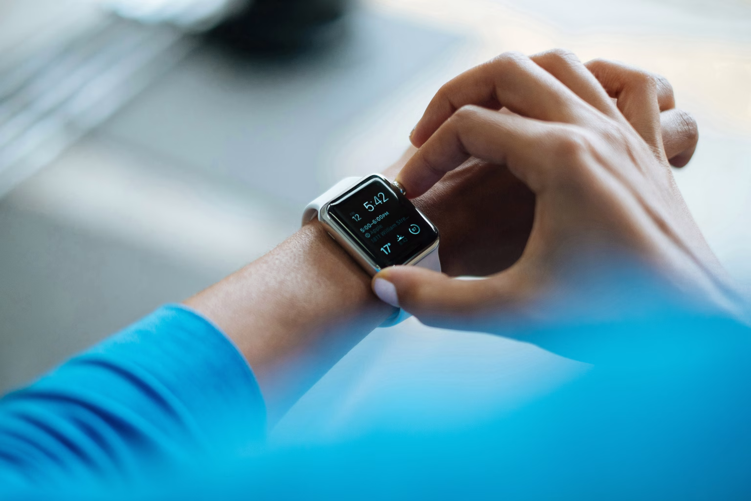 Persona consultando un reloj inteligente como referencia a monitorización continua de salud