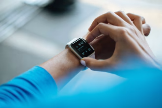 Persona consultando un reloj inteligente como referencia a monitorización continua de salud