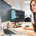 Ingeniera trabajando con código, relacionada con herramientas abiertas de seguridad en IA