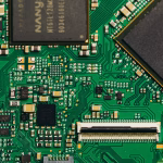 Placa electrónica que representa riesgos de ciberseguridad en inteligencia artificial