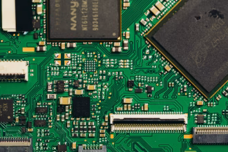 Placa electrónica que representa riesgos de ciberseguridad en inteligencia artificial