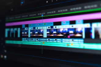 Mesa de edición de vídeo, asociada a herramientas creativas de inteligencia artificial.