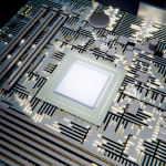 Microchip iluminado sobre una placa de circuito electrónico