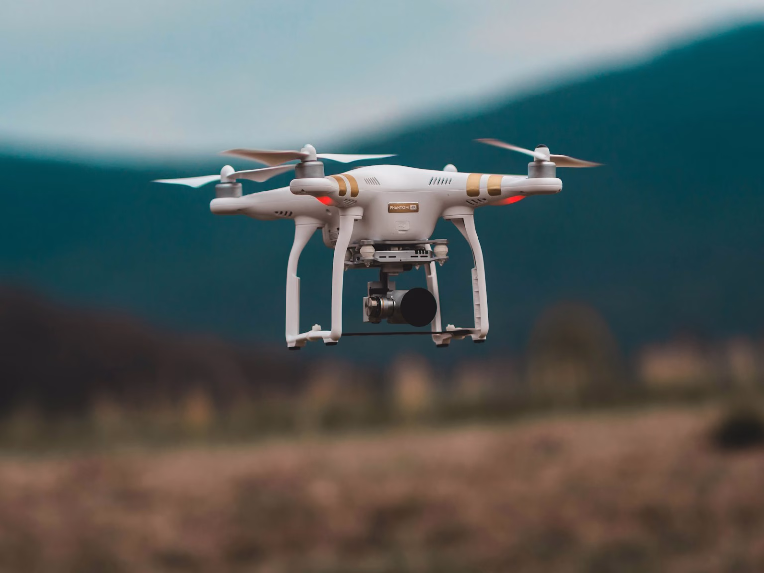 Dron volando sobre un paisaje montañoso