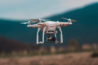 Dron volando sobre un paisaje montañoso
