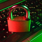 Candado sobre teclado iluminado, imagen asociada a ciberseguridad y ransomware