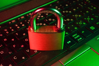 Candado sobre teclado iluminado, imagen asociada a ciberseguridad y ransomware