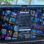 Portátil con Roblox abierto, asociado a creación de videojuegos y economía del creador.