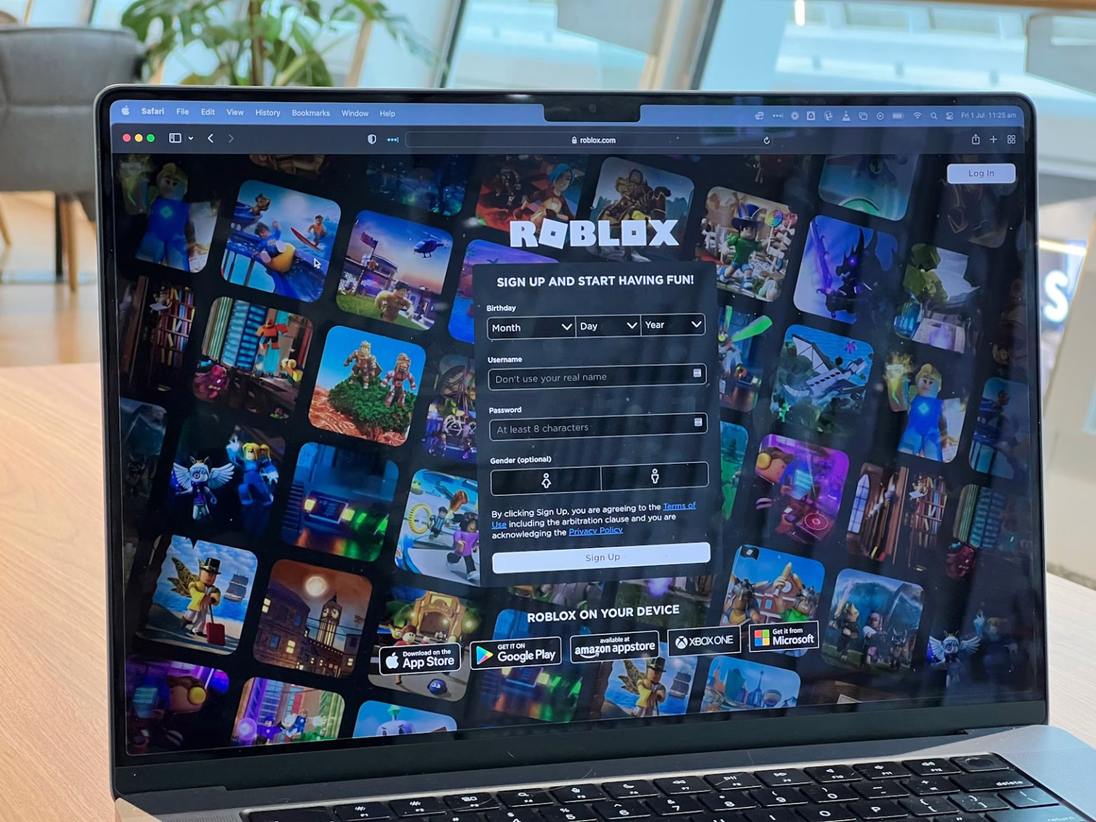 Portátil con Roblox abierto, asociado a creación de videojuegos y economía del creador.