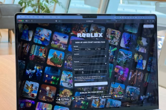 Portátil con Roblox abierto, asociado a creación de videojuegos y economía del creador.