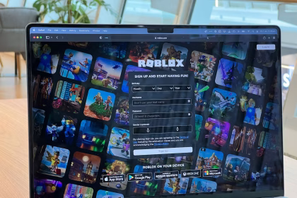 Portátil con Roblox abierto, asociado a creación de videojuegos y economía del creador.