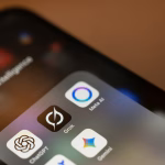 Móvil con aplicaciones de IA usado como imagen temática de fraudes digitales