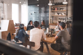 Equipo de startup trabajando en una oficina, imagen asociada a inteligencia artificial soberana